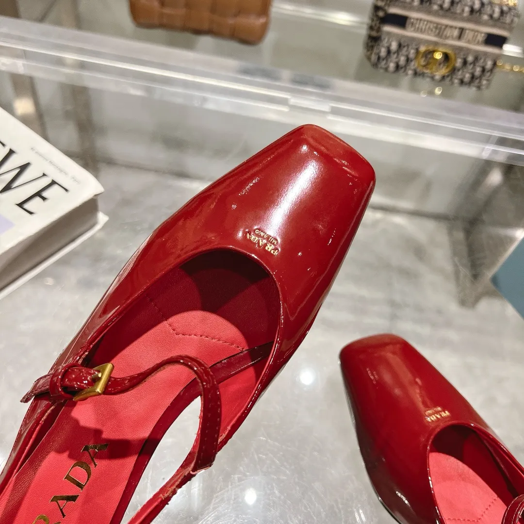 👟👟Ex-factory price 500👟👟 25-year new model launched on the catwalk star's new fashion trend [PRADA] square toe high heel square heel thick heel sandal back empty single shoe. ✨✨The upper is made of imported cow patent leather, the open edge beads and the inner pads are made of imported sheepskin, and the Italian injection molded leather outsole. ⚠️3 heel heights: flat, 5.5cm, 8.3cm. 🐎size: 35-40 (41 can be customized, non-refundable)